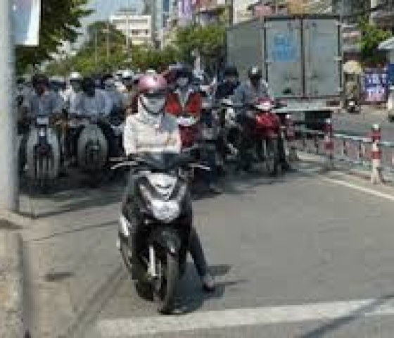 DỪNG XE CHỜ ĐÈN ĐỎ TRONG BÓNG RÂM BỊ XỬ PHẠT NHƯ THẾ NÀO?
